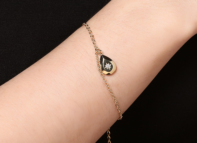 Lắc tay h&igrave;nh giọt nước khắc mặt trời đ&iacute;nh đ&aacute;